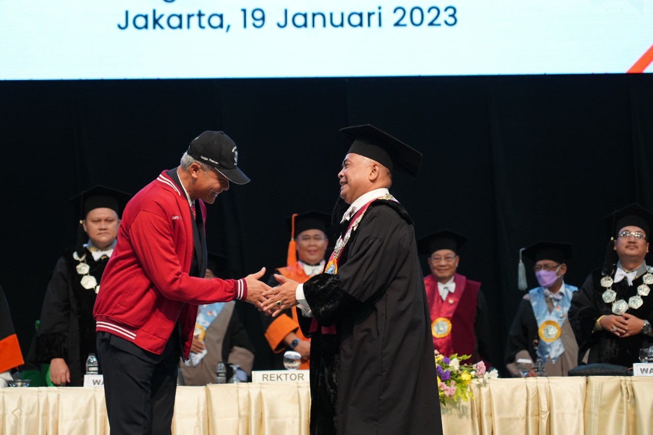 Ganjar Pranowo Beri Pesan pada Generasi Muda Indonesia di Wisuda Universitas Moestopo