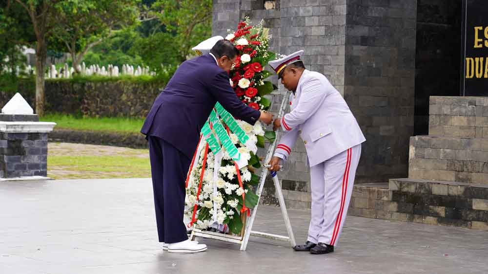 Perwakilan Wisudawan Lakukan Ziarah ke Makam Pak Moestopo